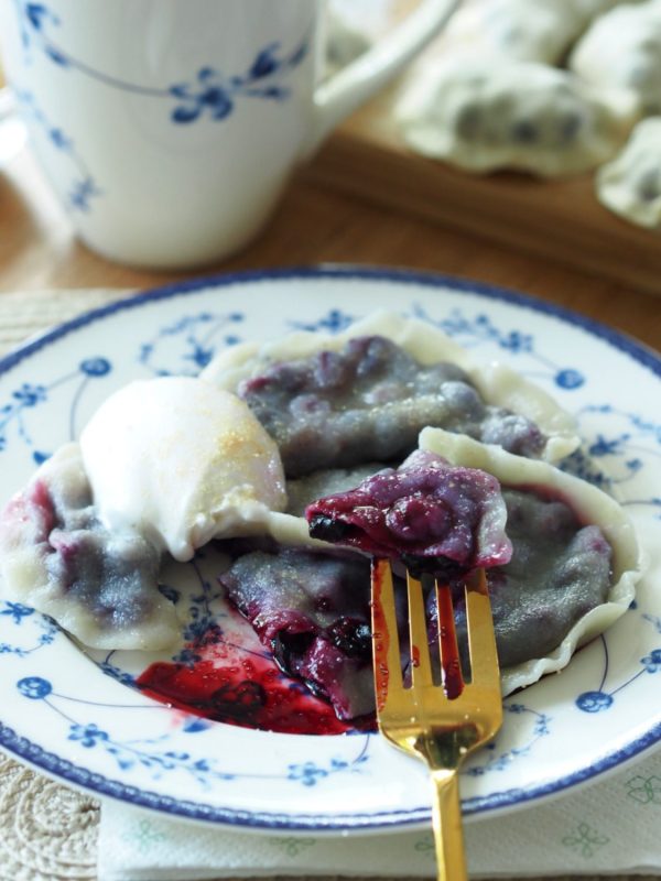 Pierogi orkiszowe z jagodami wegańskie Mama Alergika Gotuje