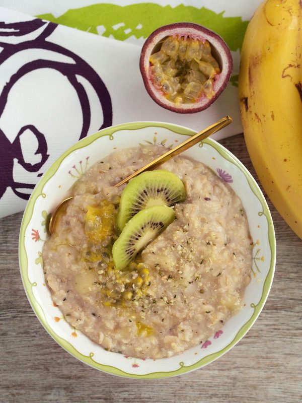 Owsianka bananowa z nasionami konopi i marakują